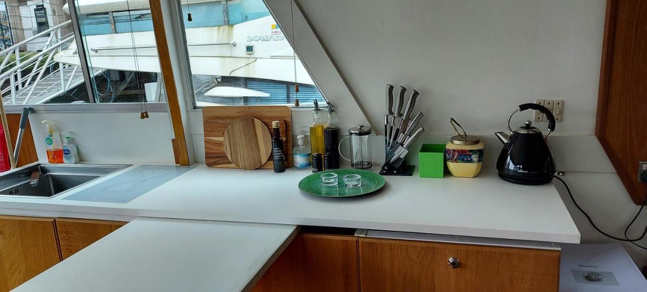 Rustic 2-bed Houseboat On The River Thames, In East Apartment *