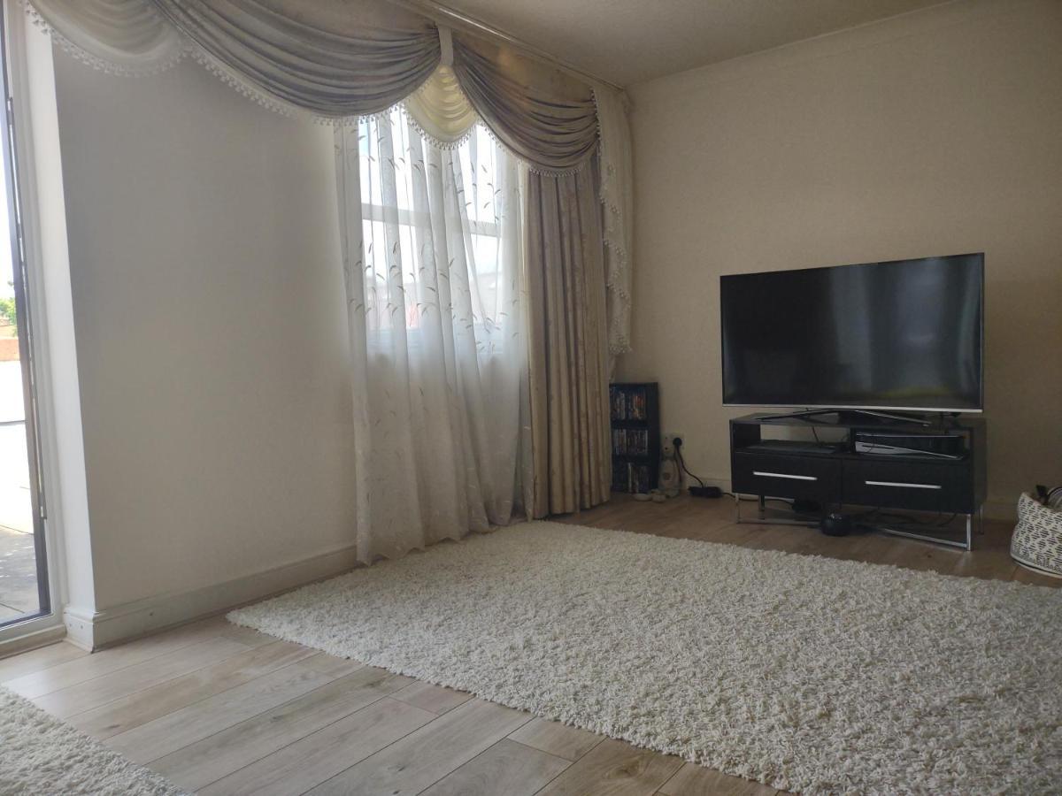 Quiet And Peaceful Double Bedroom In A Nice House With A Very Large Patio Guest house London