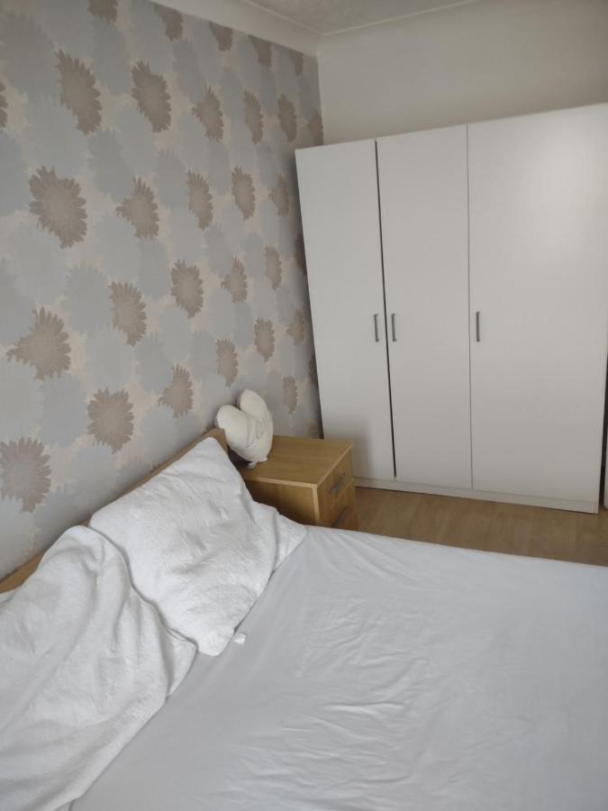 Guest house Quiet And Peaceful Double Bedroom In A Nice House With A Very Large Patio *