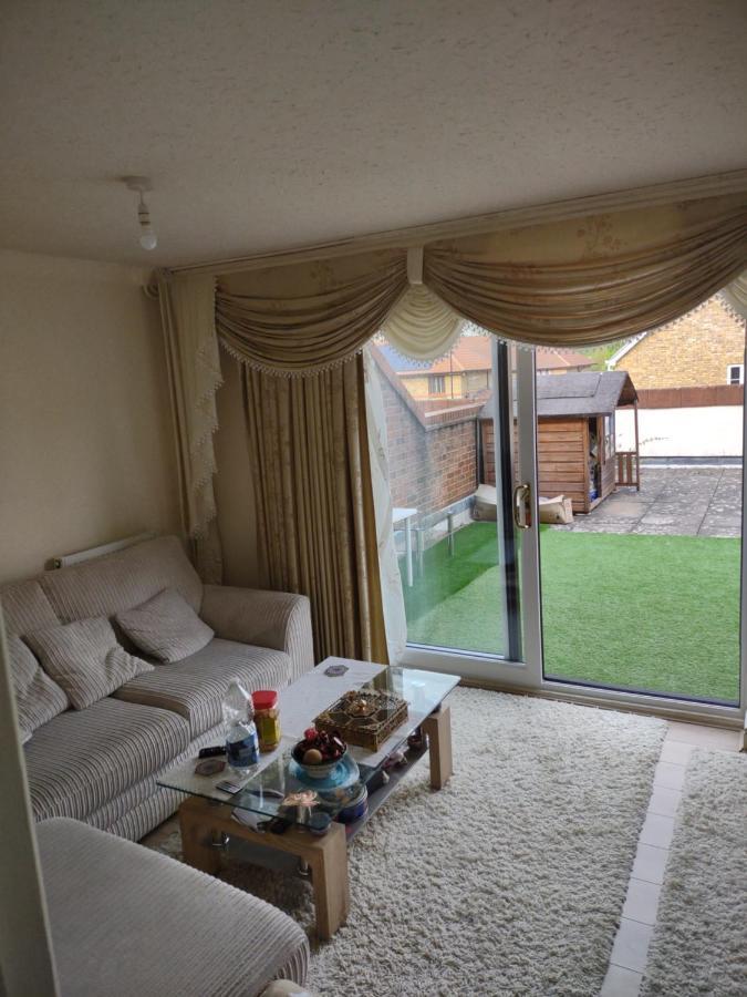 Quiet And Peaceful Double Bedroom In A Nice House With A Very Large Patio Guest house London