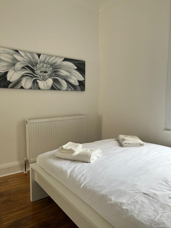 Guest house 93 West Road London