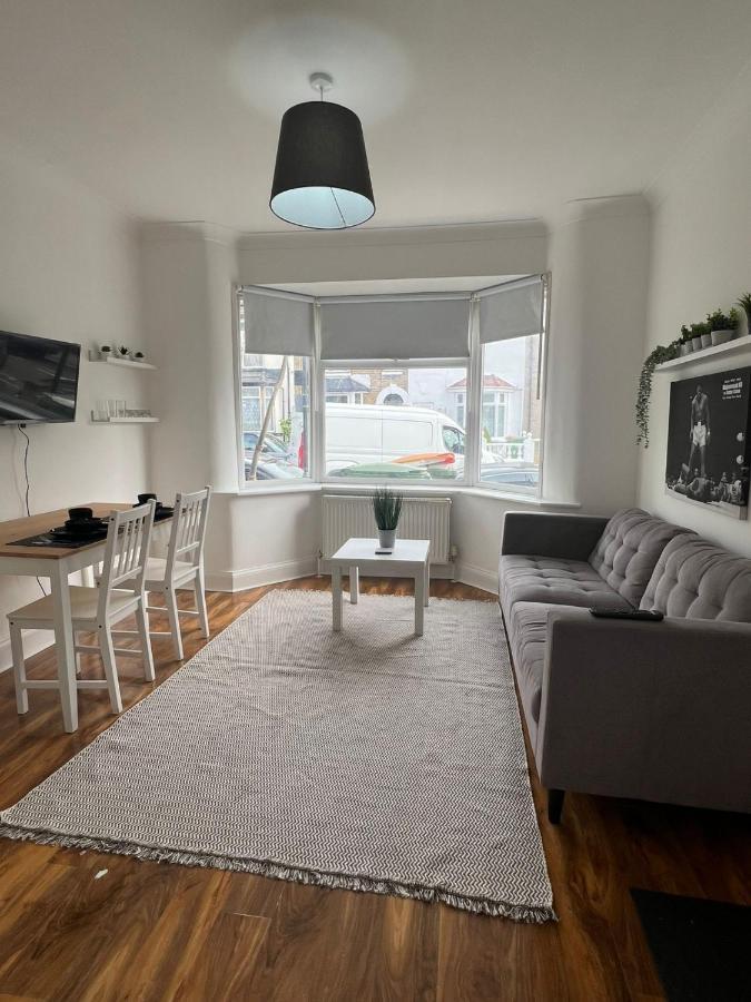 Guest house 93 West Road London