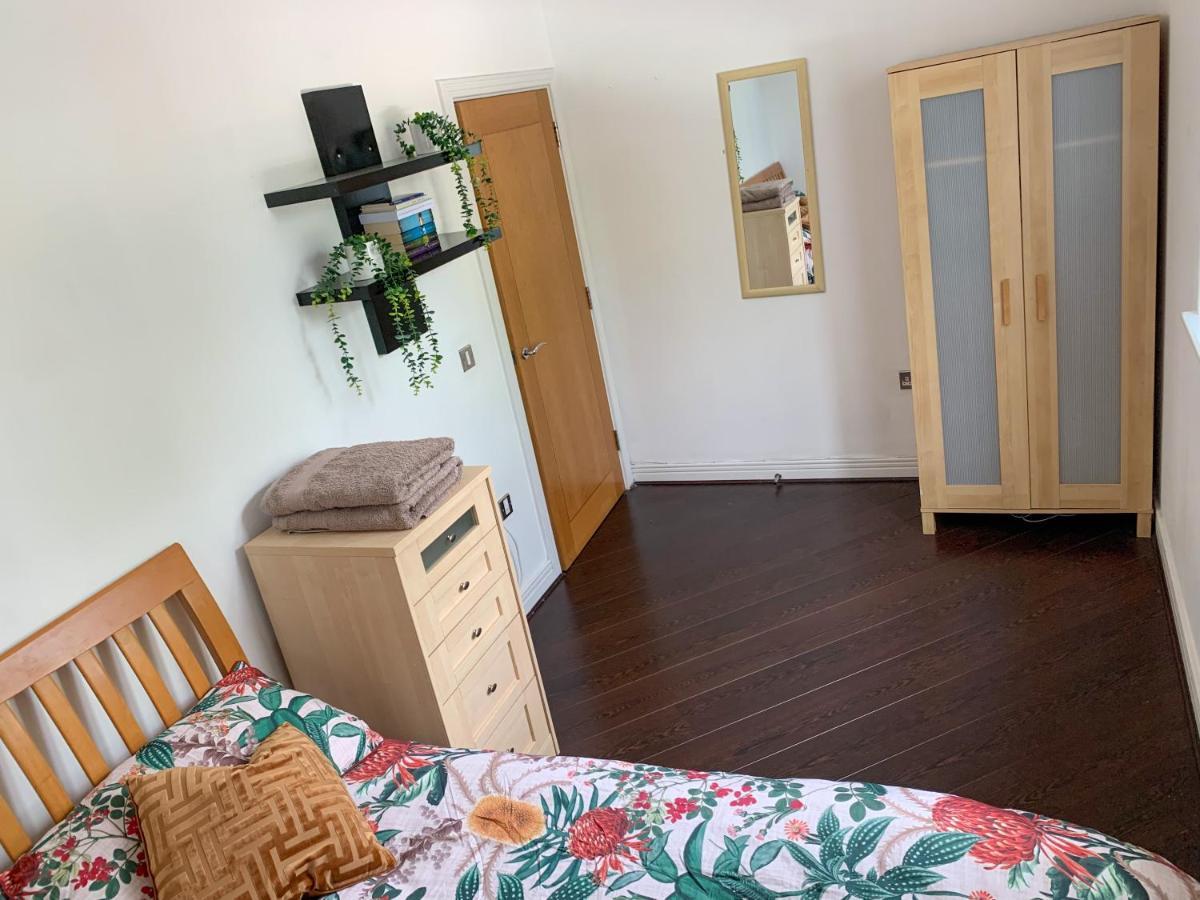 In Stratford With Private Bathroom And Parking Hospedagem domiciliar