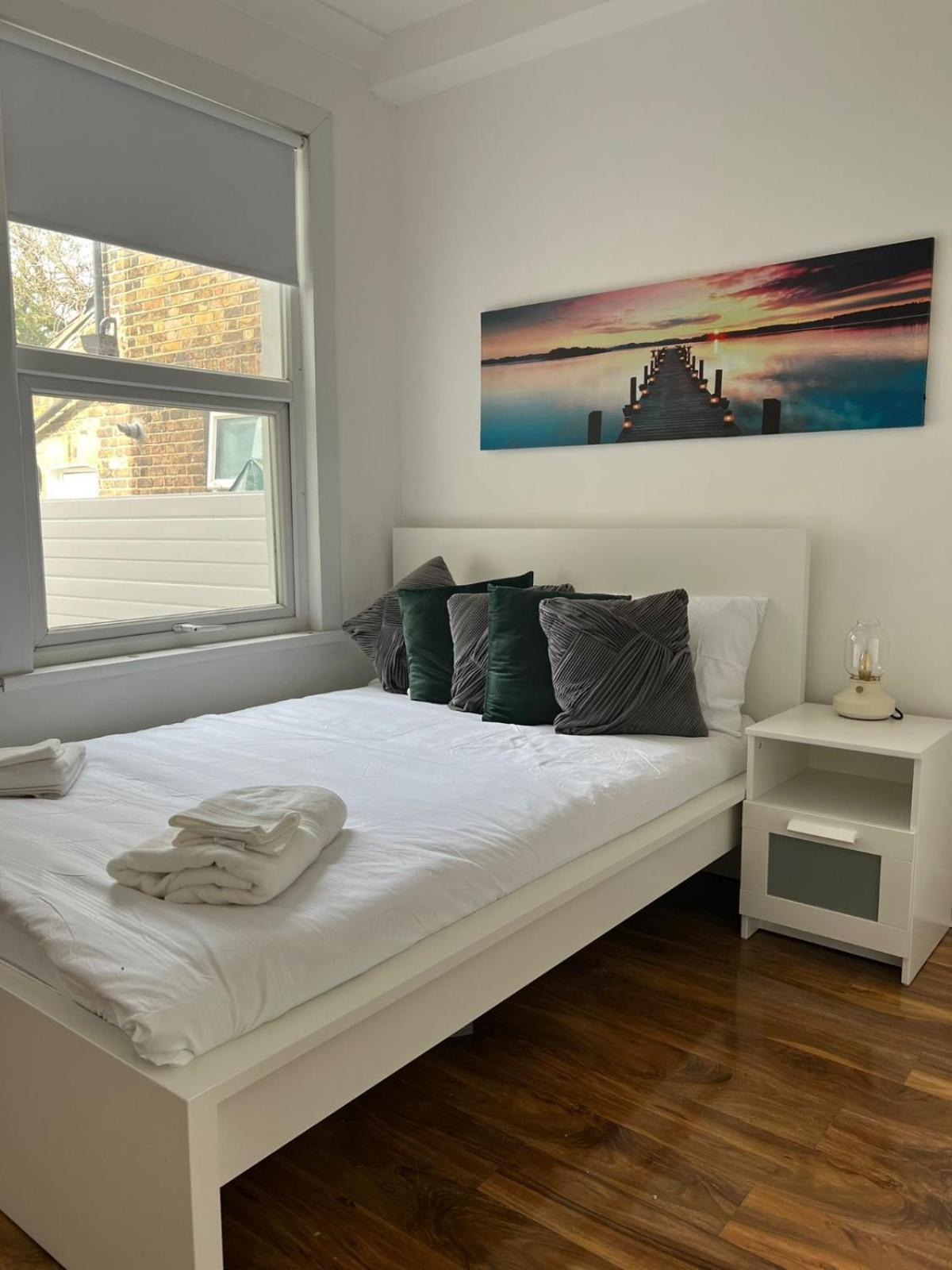 Guest house 93 West Road London