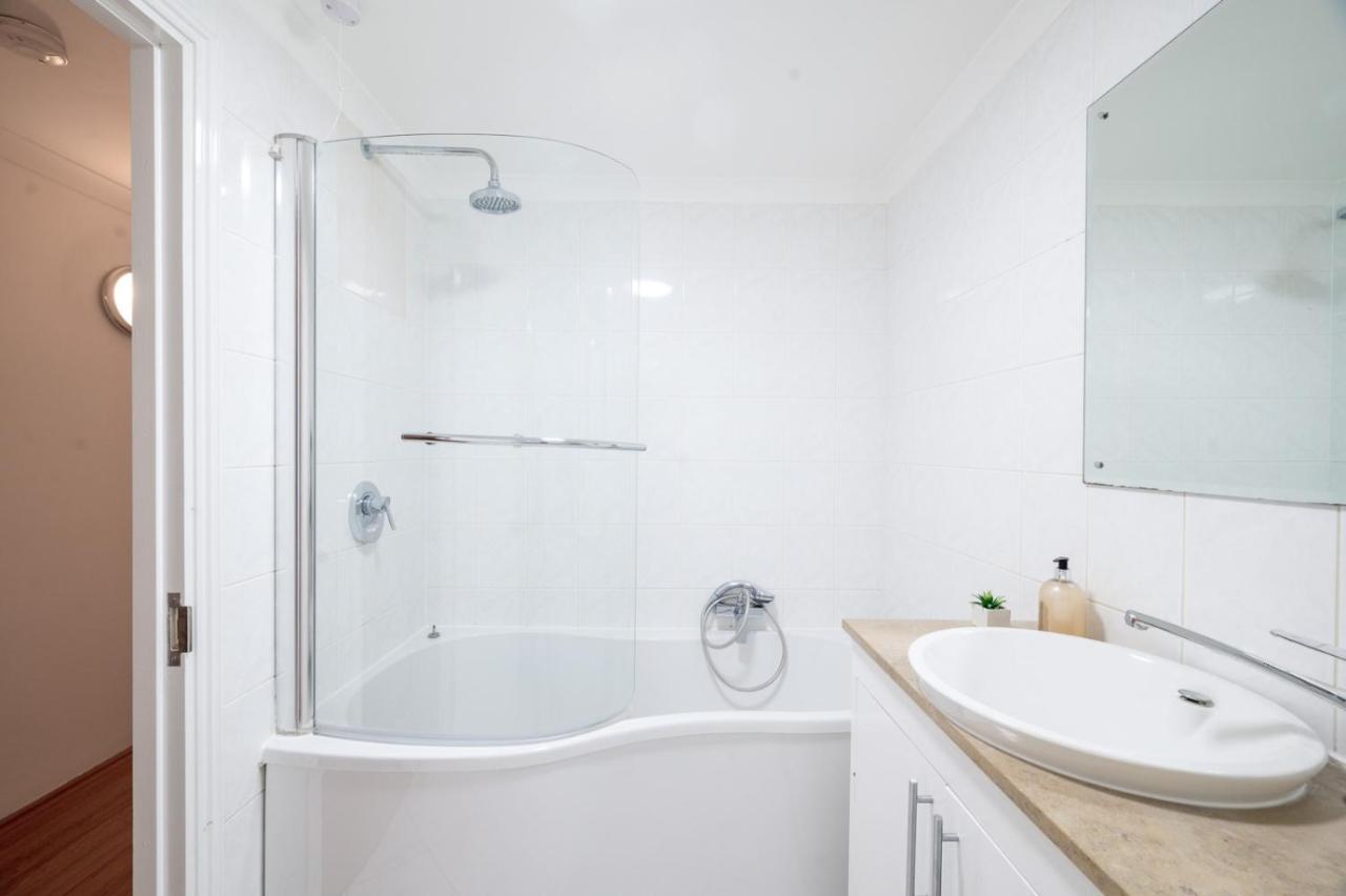 Riverside Two Bedroom In Canary Wharf London