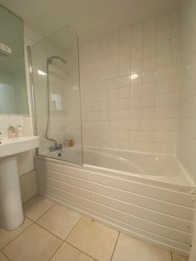 Comfy 2 Bed Flat With Free Parking, Close To Tube London