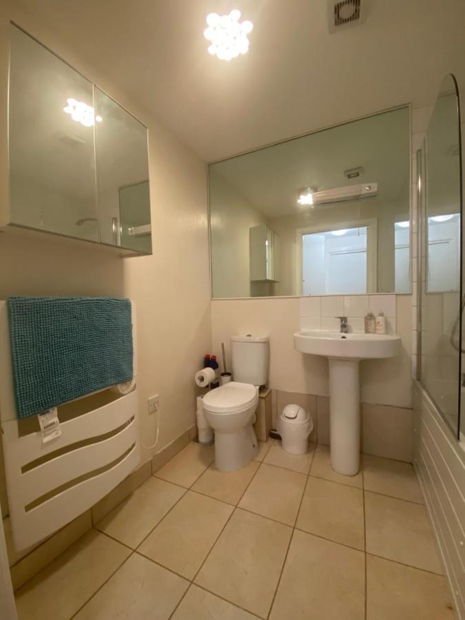 Apartment Comfy 2 Bed Flat With Free Parking, Close To Tube *