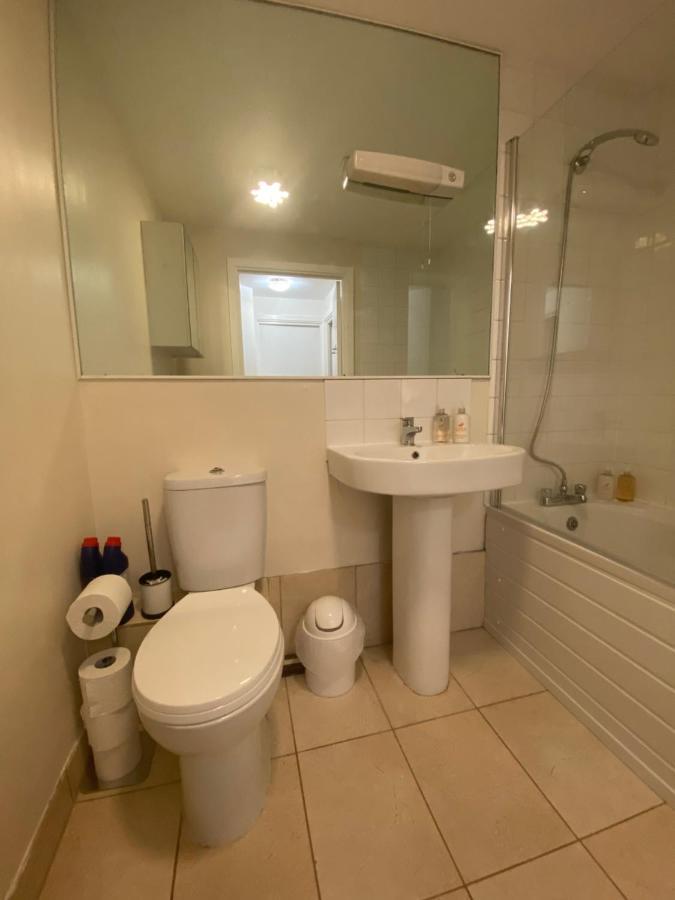 Comfy 2 Bed Flat With Free Parking, Close To Tube Apartment *