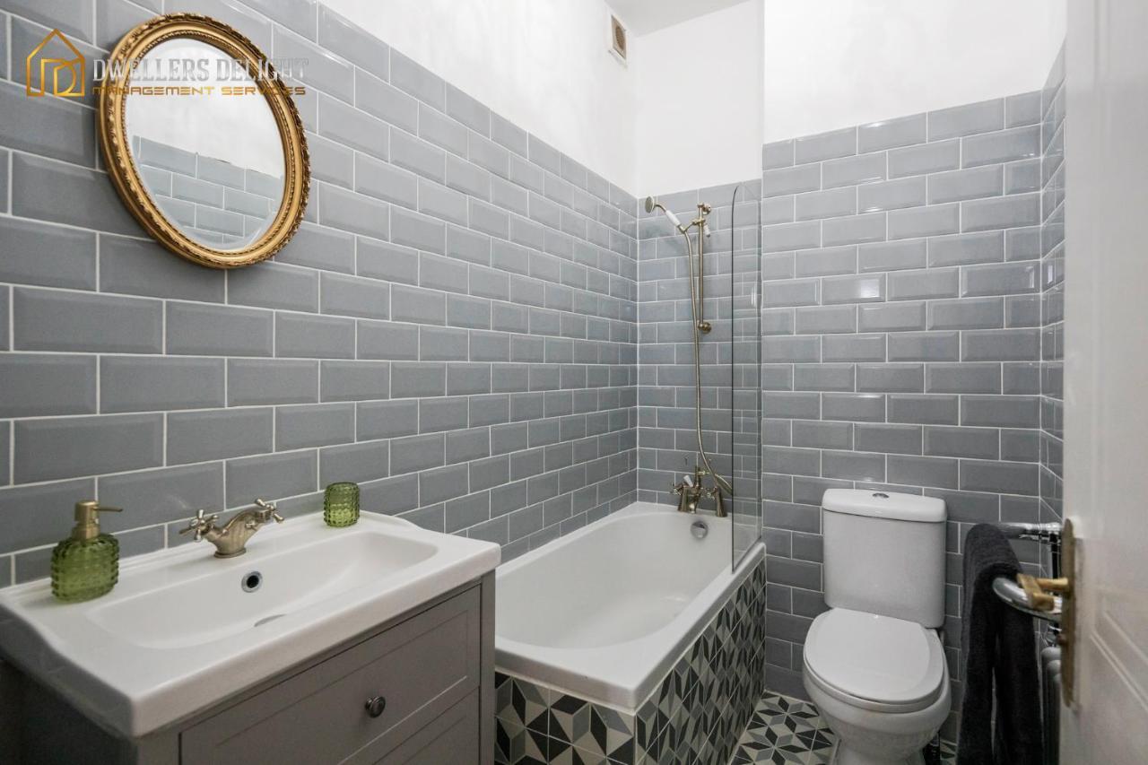 Entire 2 Bed Flat Plaistow,canning Town Prime Location In Apartment