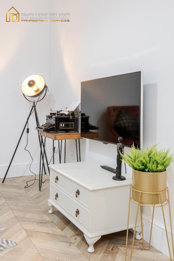Apartment Entire 2 Bed Flat Plaistow,canning Town Prime Location In