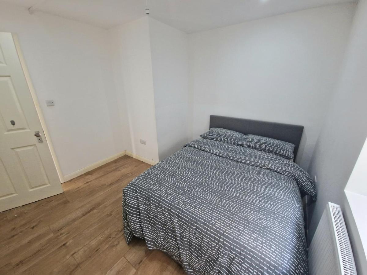 Mile End Budget * London