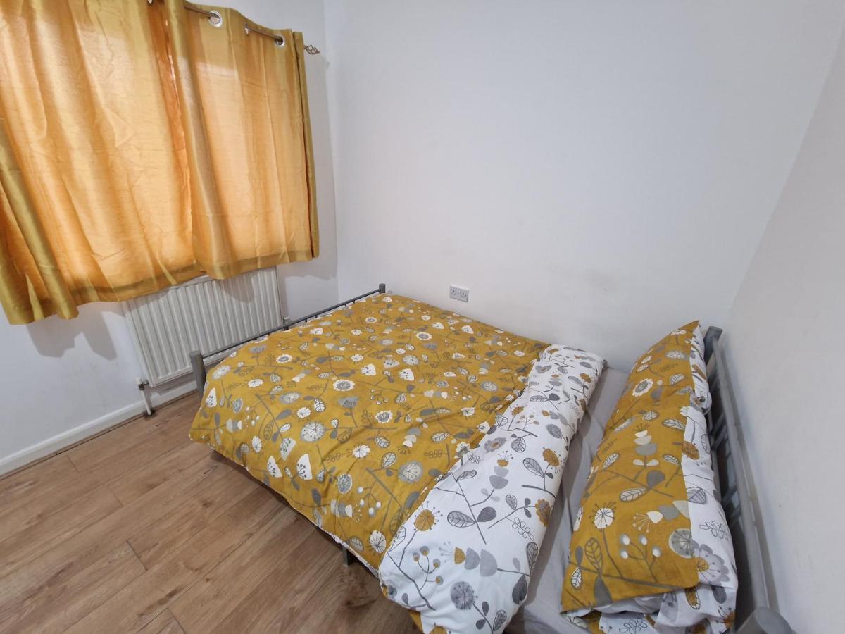 Mile End Budget * London