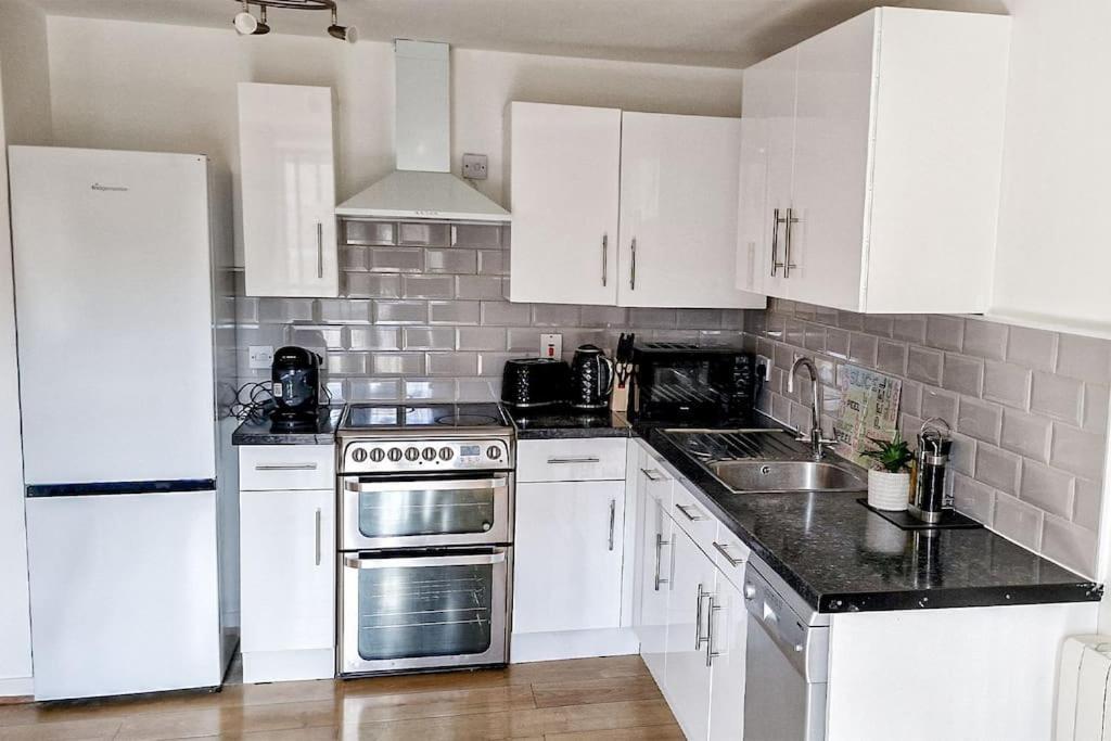 Apartment Comfy 2 Bed Flat With Free Parking, Close To Tube *