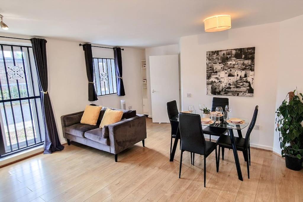 Comfy 2 Bed Flat With Free Parking, Close To Tube * London