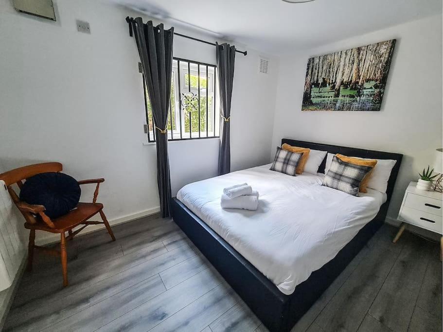 Comfy 2 Bed Flat With Free Parking, Close To Tube *