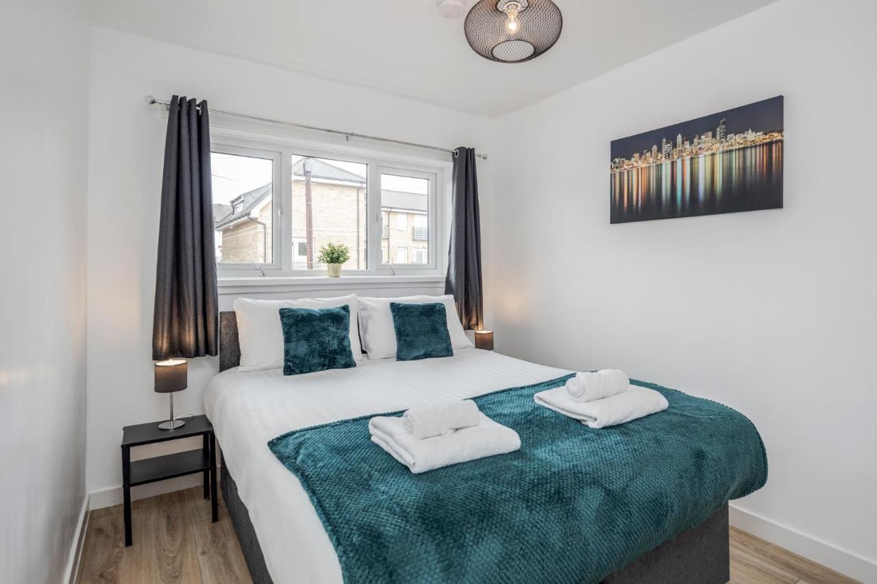 Holiday home Carlile House - 5 Bedroom, Sleeps 8, Free Parking, 2 Bathrooms By Damask Homes *