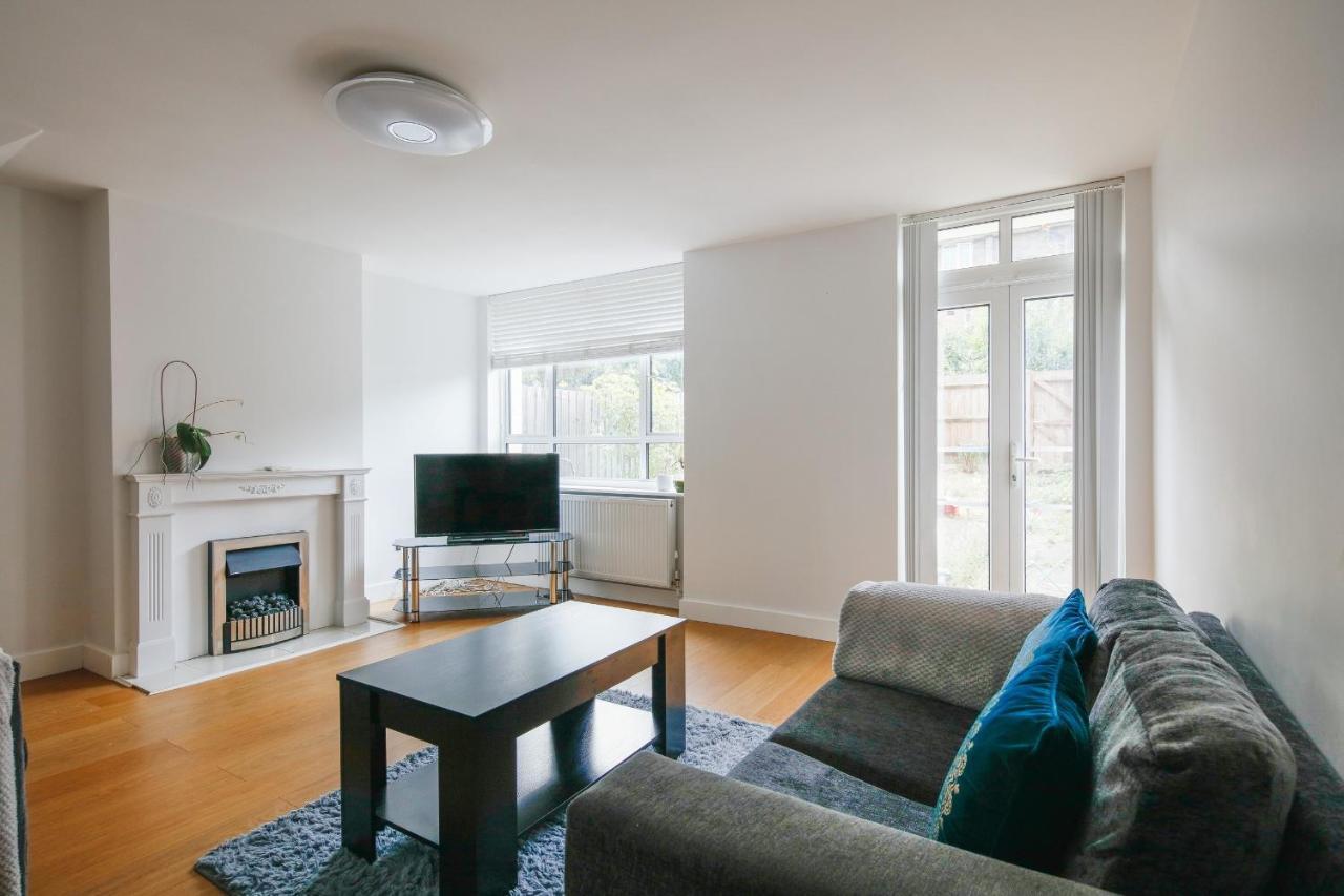 Bright & Welcoming Garden Flat Sleeps 6 In Style Apartment *