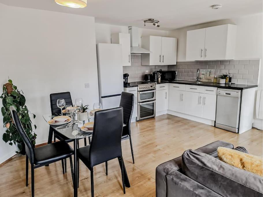 Comfy 2 Bed Flat With Free Parking, Close To Tube London