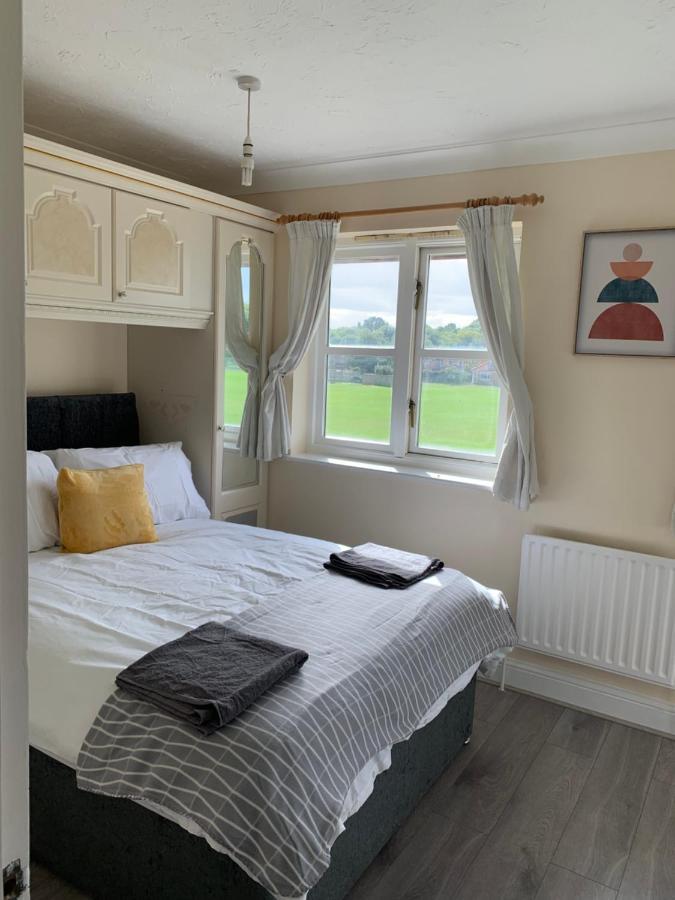 Lewisham Contractors' Haven: Spacious 3-bedroom With Parking & Wi-fi * London