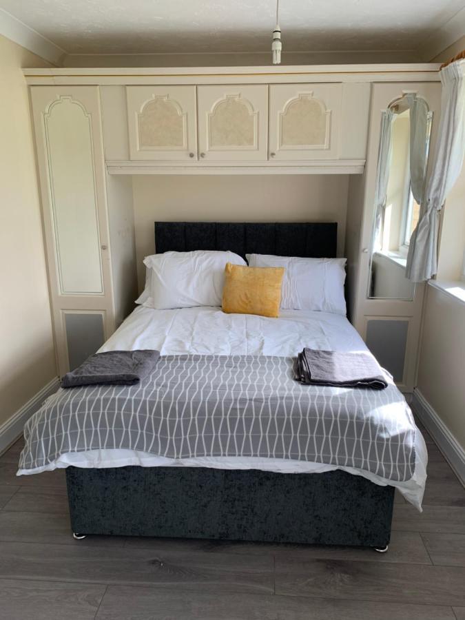 Lewisham Contractors' Haven: Spacious 3-bedroom With Parking & Wi-fi