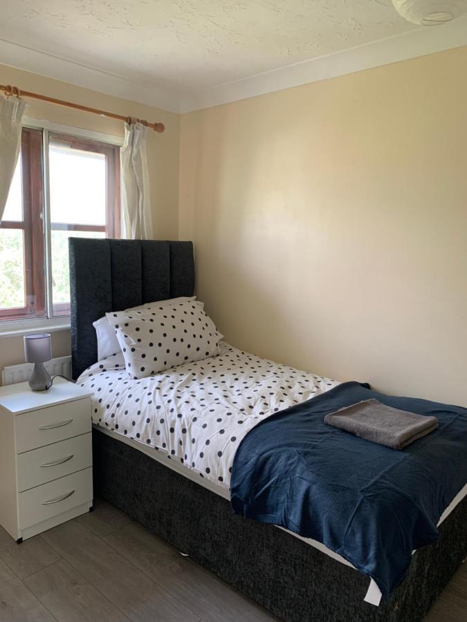 Lewisham Contractors' Haven: Spacious 3-bedroom With Parking & Wi-fi Apartment London