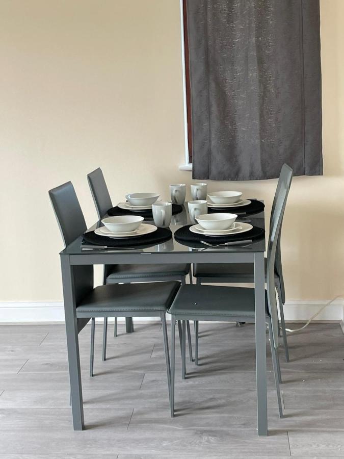 Lewisham Contractors' Haven: Spacious 3-bedroom With Parking & Wi-fi London