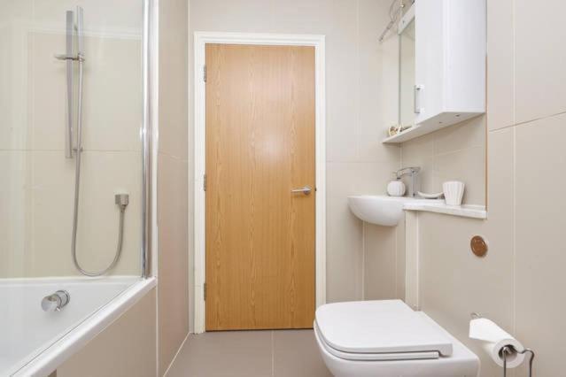 Three Bedroom By Beautiful Park *