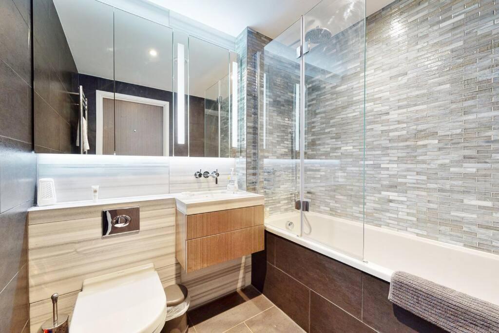 Superb In Greenwich With Balcony & Roof London
