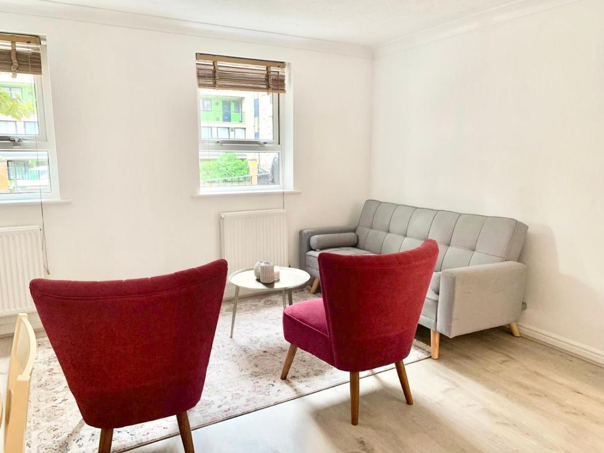 Verwood Entire With Free Gated Parking On The Island Apartment
