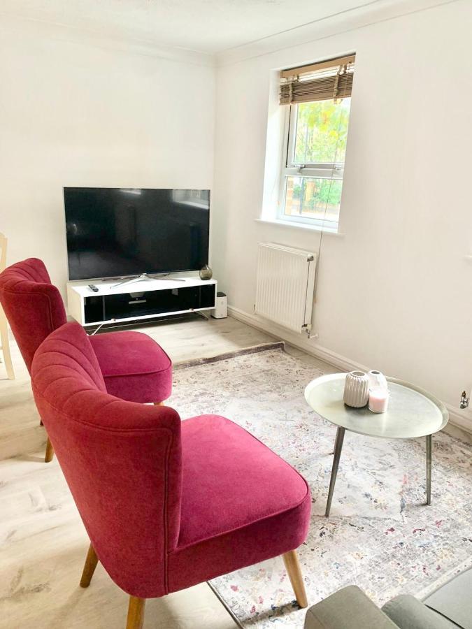 Apartment Verwood Entire With Free Gated Parking On The Island London