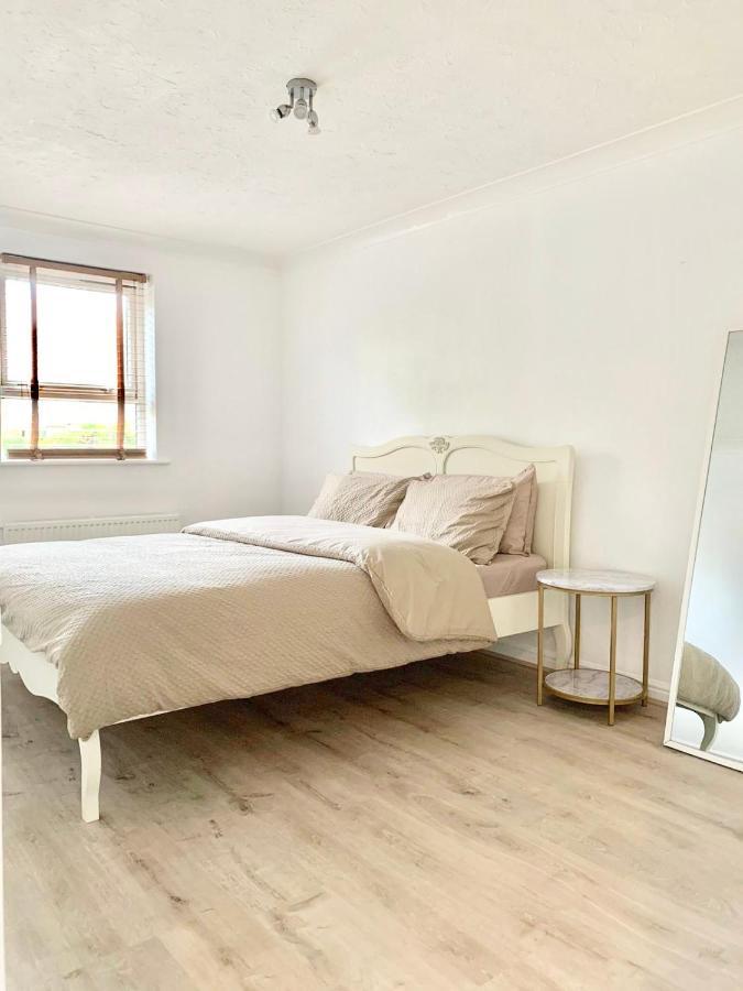 Verwood Entire With Free Gated Parking On The Island Apartment