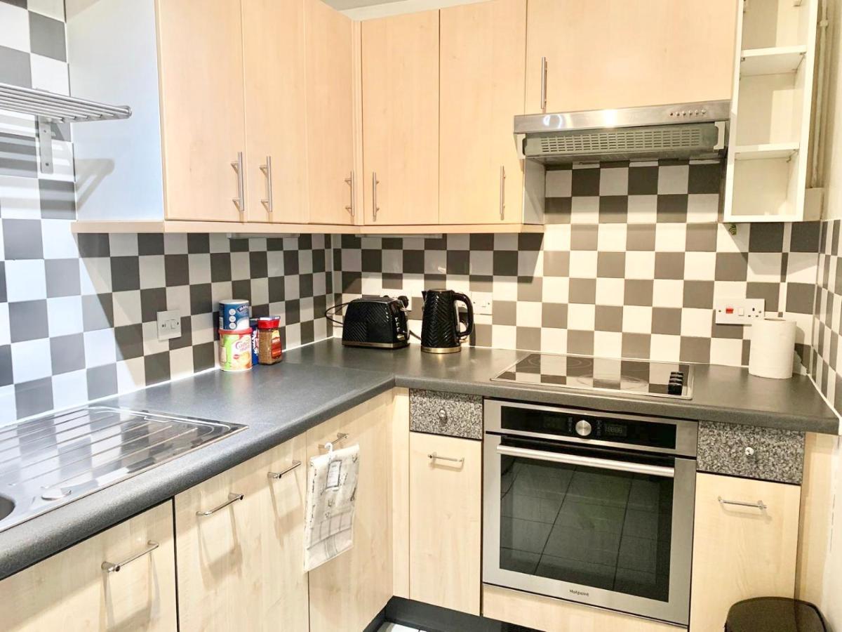 Verwood Entire With Free Gated Parking On The Island Apartment *