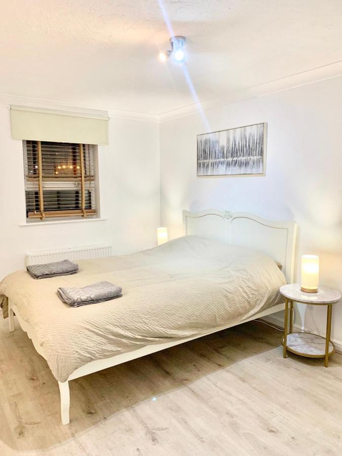 Apartment Verwood Entire With Free Gated Parking On The Island London