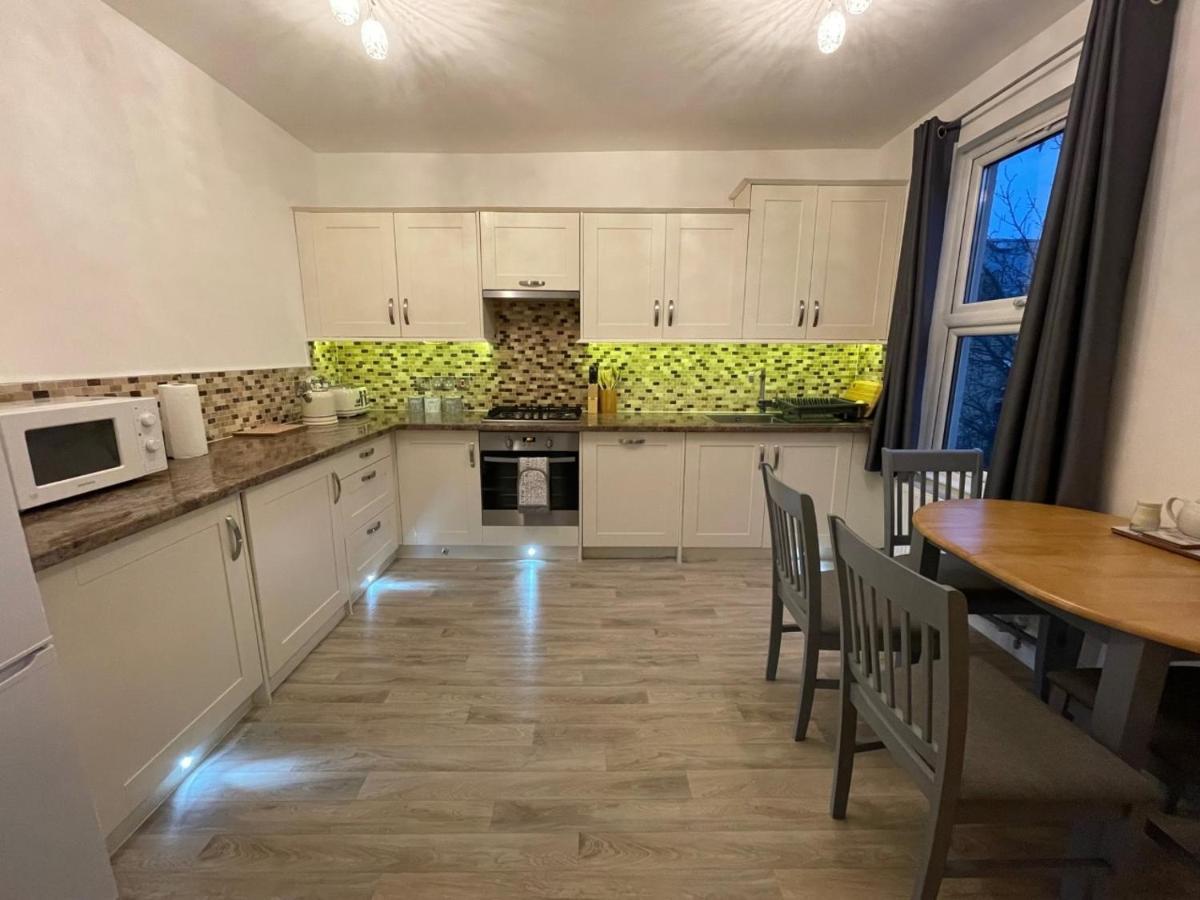 Luxury 5 Star - Parking, Garden, Nr Greater Metro Stations London