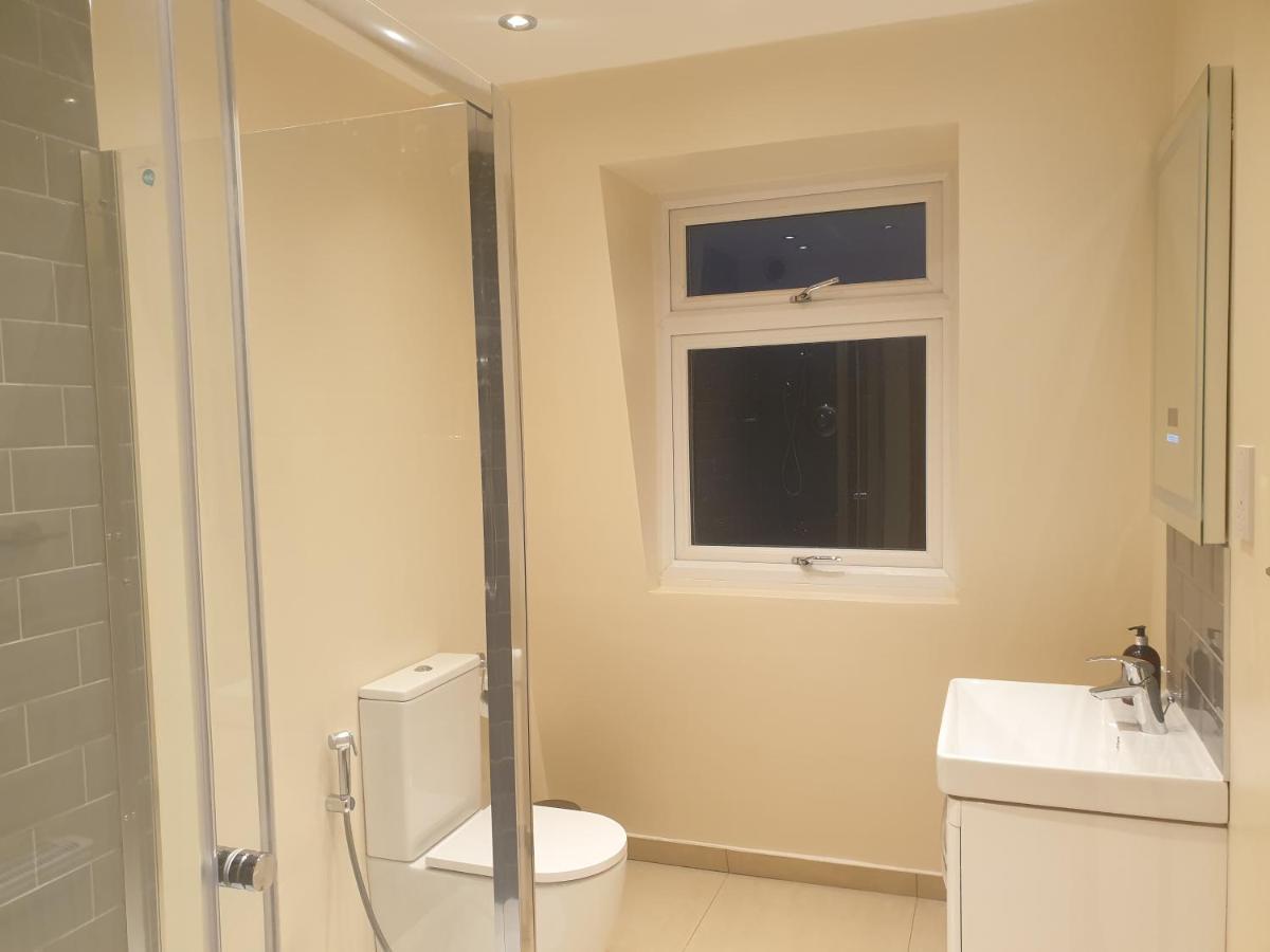 Luxury 3 Bedroom Flat 1min Walk From Underground, With Free Parking Sleeps X10 Apartamento *