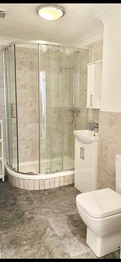 Verwood Entire With Free Gated Parking On The Island