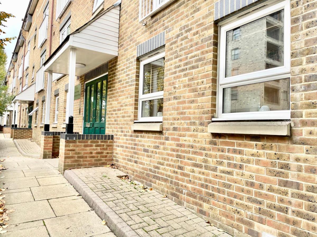 Apartment Verwood Entire With Free Gated Parking On The Island London
