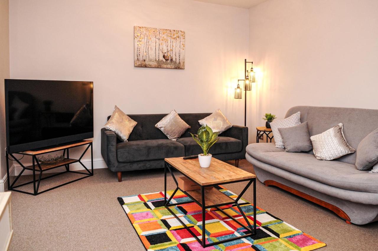 Luxury 5 Star - Parking, Garden, Nr Greater Metro Stations Apartment London