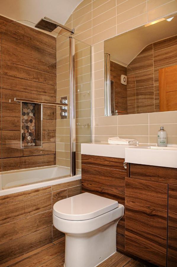 Luxury 5 Star - Parking, Garden, Nr Greater Metro Stations London