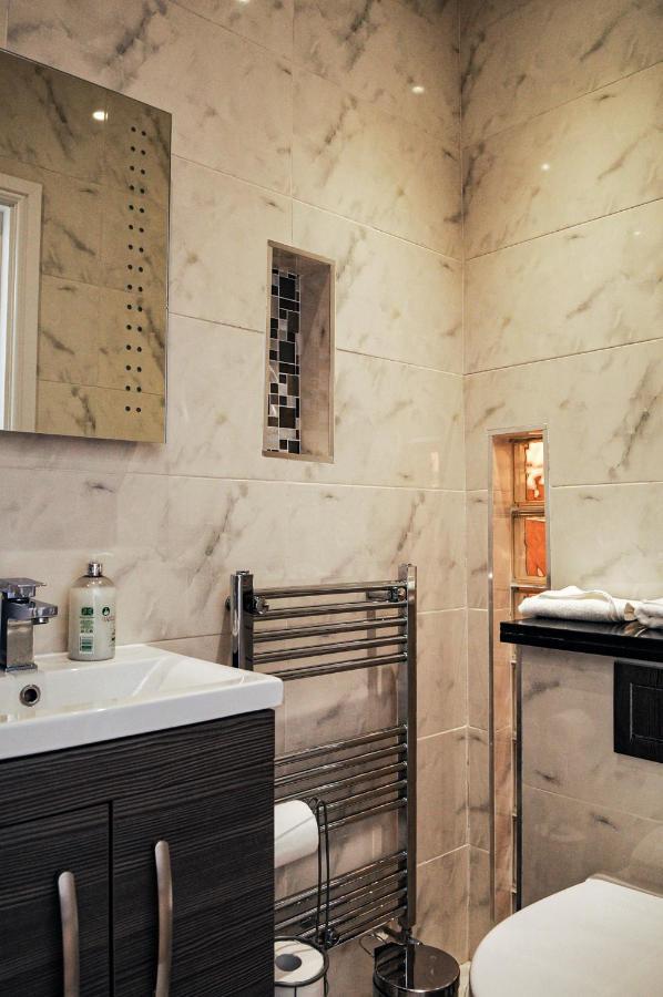Apartment Luxury 5 Star - Parking, Garden, Nr Greater Metro Stations London