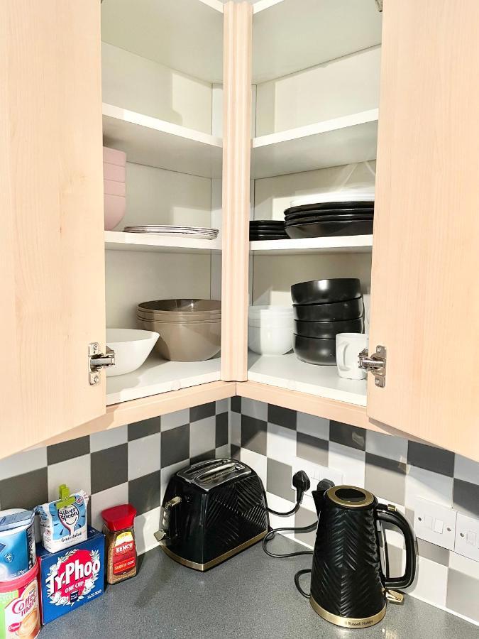 Verwood Entire With Free Gated Parking On The Island Apartment London