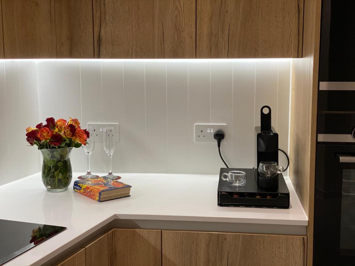 Luxury Spacious Flat With Communal Gardens And Parking London