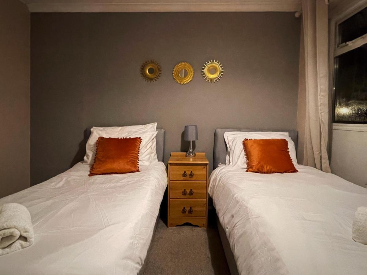 Vintage 3 Bedroom House Near Catford - 1 Double Bed, 3 Single Beds, Max 5 People * London