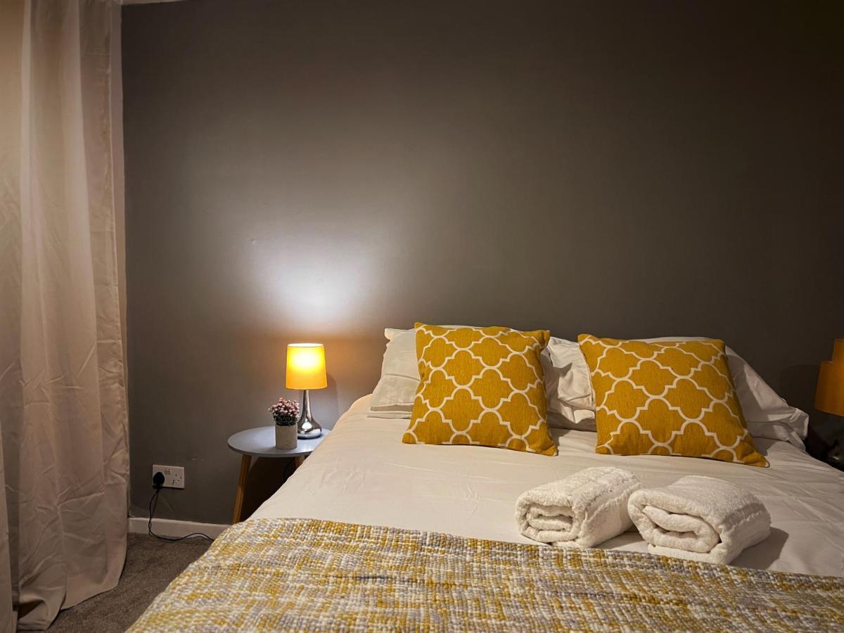Apartment Vintage 3 Bedroom House Near Catford - 1 Double Bed, 3 Single Beds, Max 5 People *