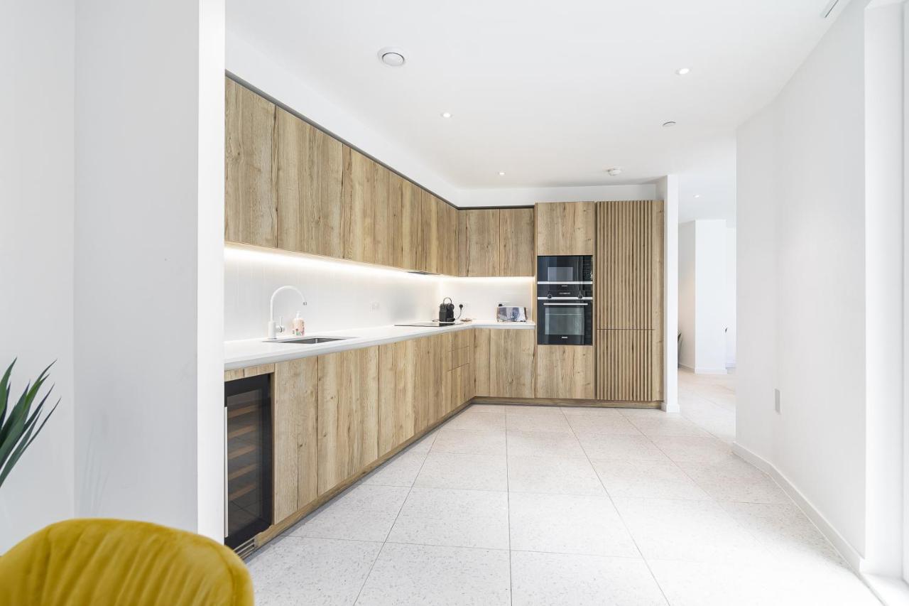 Luxury Spacious Flat With Communal Gardens And Parking Apartment London