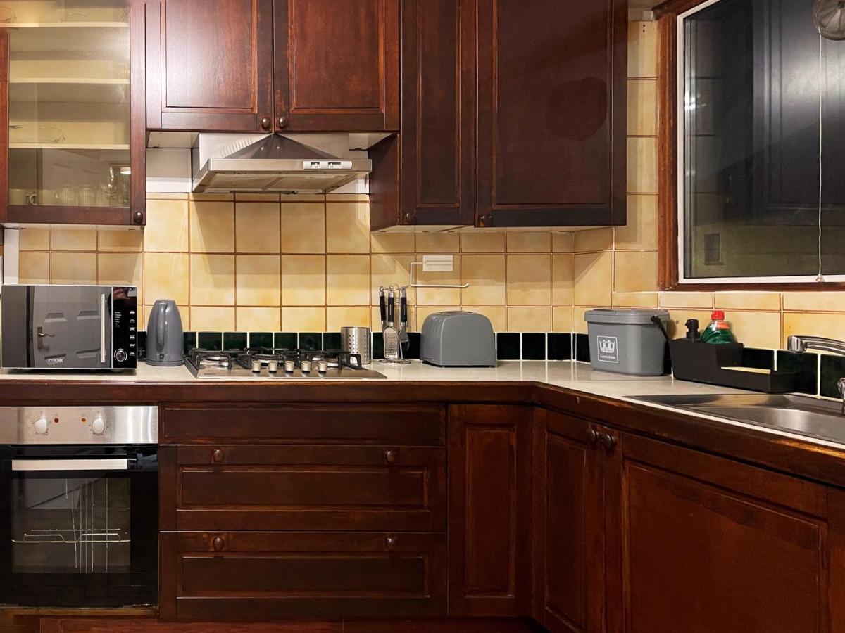 Vintage 3 Bedroom House Near Catford - 1 Double Bed, 3 Single Beds, Max 5 People London