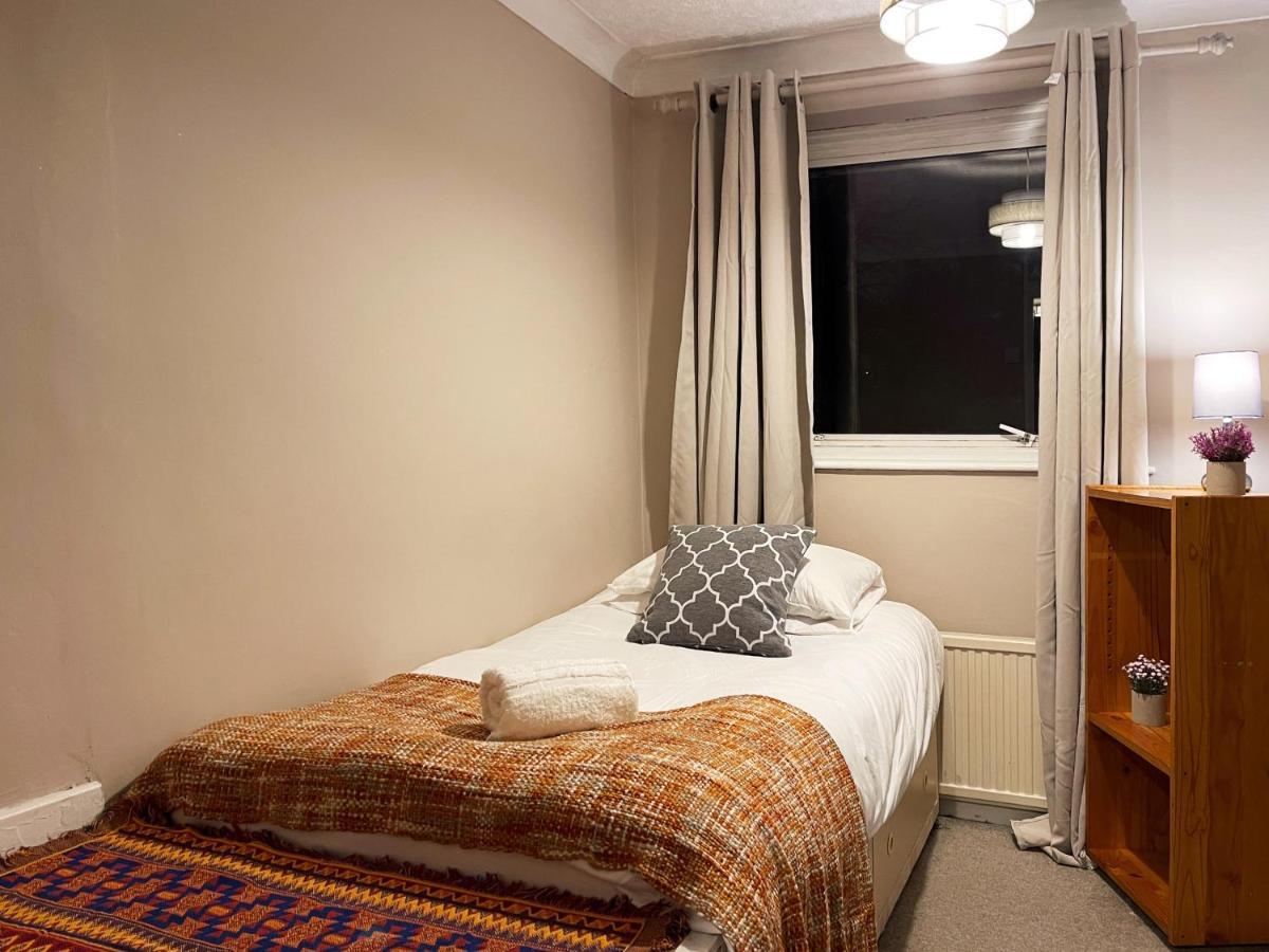 Apartment Vintage 3 Bedroom House Near Catford - 1 Double Bed, 3 Single Beds, Max 5 People