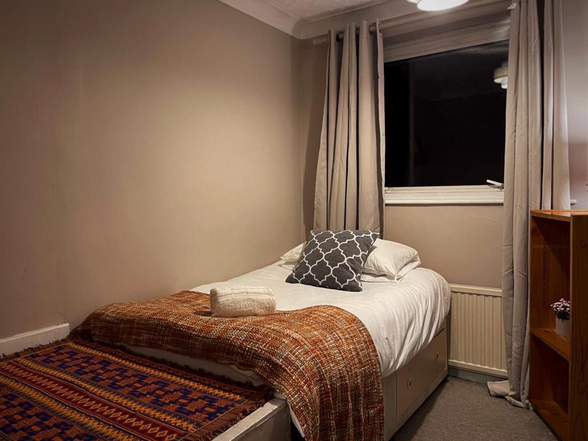 Apartment Vintage 3 Bedroom House Near Catford - 1 Double Bed, 3 Single Beds, Max 5 People London