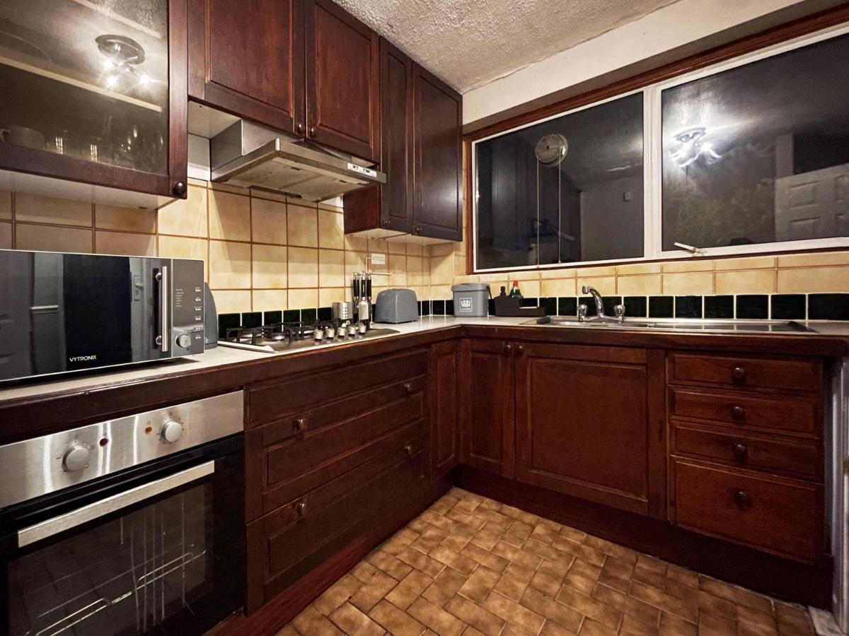 Apartment Vintage 3 Bedroom House Near Catford - 1 Double Bed, 3 Single Beds, Max 5 People London