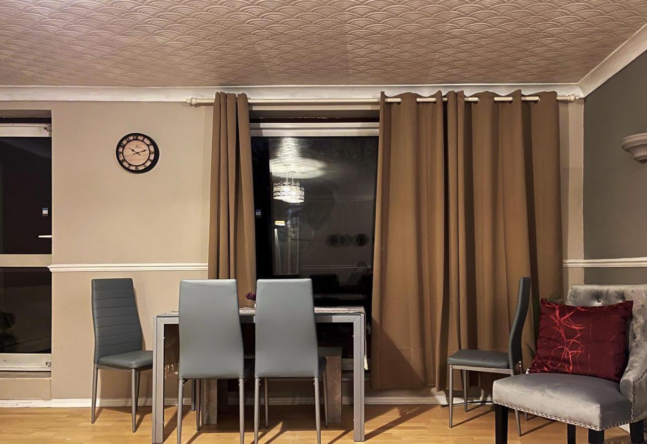 Vintage 3 Bedroom House Near Catford - 1 Double Bed, 3 Single Beds, Max 5 People Apartment *